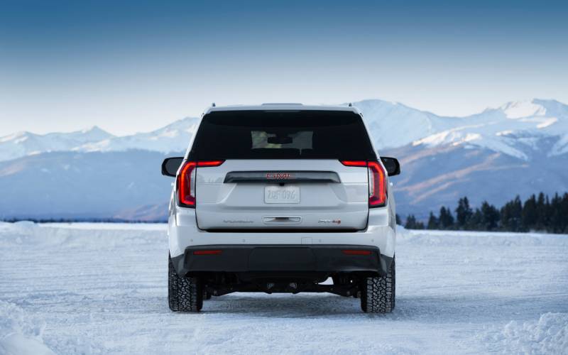 Comparison GMC Yukon Denali 2021 vs GMC Yukon AT4 2021 SUV Drive